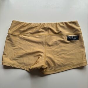 Fleo, size large, gold.